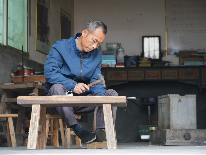 国家级非遗锡雕（莲花打锡）代表性传承人刘建强在制作锡雕的原材料。人民网 孔文进摄