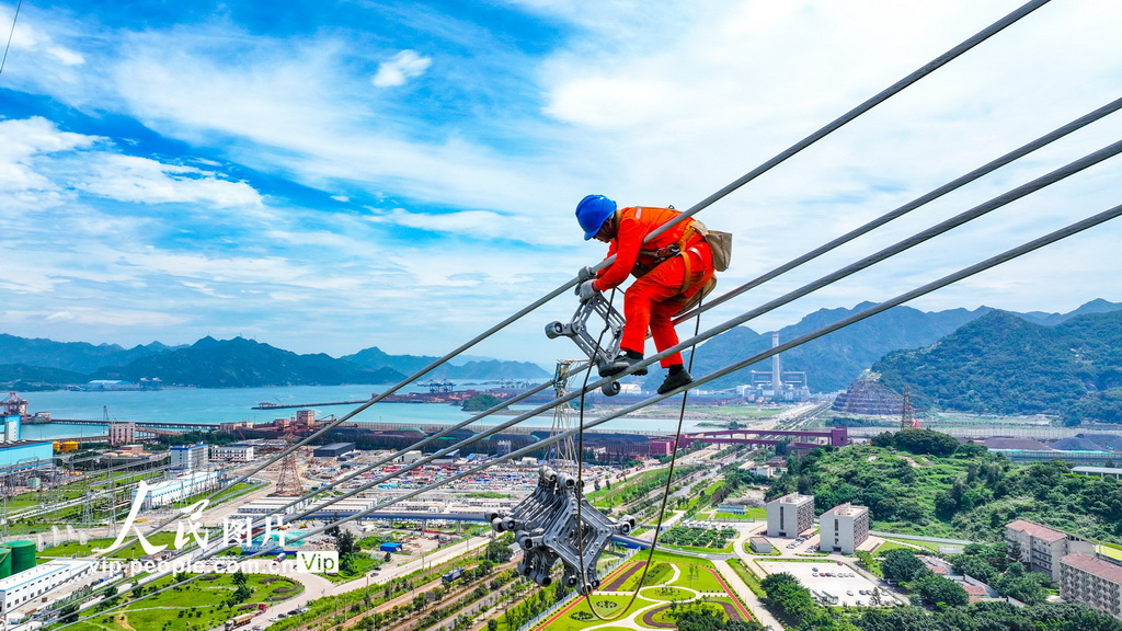2024年6月21日，福建送变电公司巡检人员正在福建可门电厂三期500千伏送出工程进行检查验收作业。
