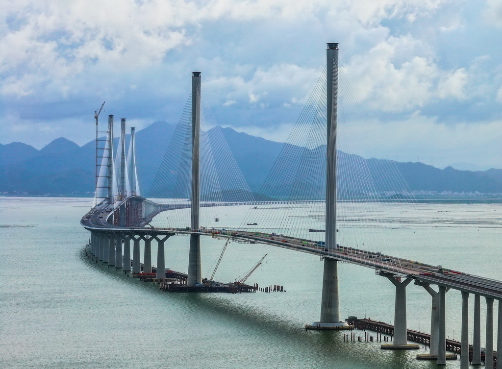 黄茅海跨海通道高栏港大桥（右）和黄茅海大桥（7月16日摄，无人机照片）。