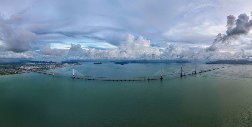 黄茅海跨海通道高栏港大桥（左）和黄茅海大桥（7月16日摄，无人机全景照片）。