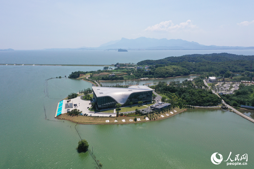 航拍镜头下的江西省湖口县“中国·江豚湾”。人民网记者 时雨摄