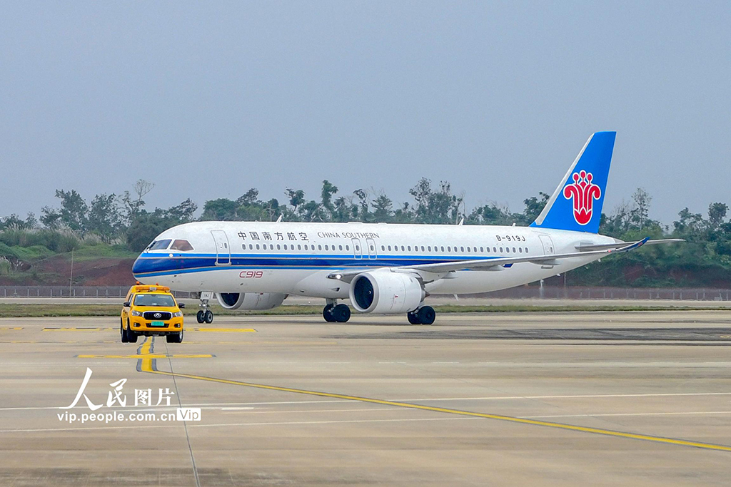 国产大飞机C919首次搭载旅客飞抵海南