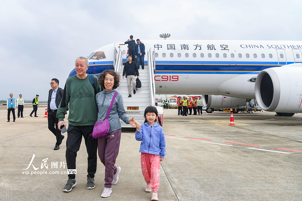 国产大飞机C919首次搭载旅客飞抵海南【3】