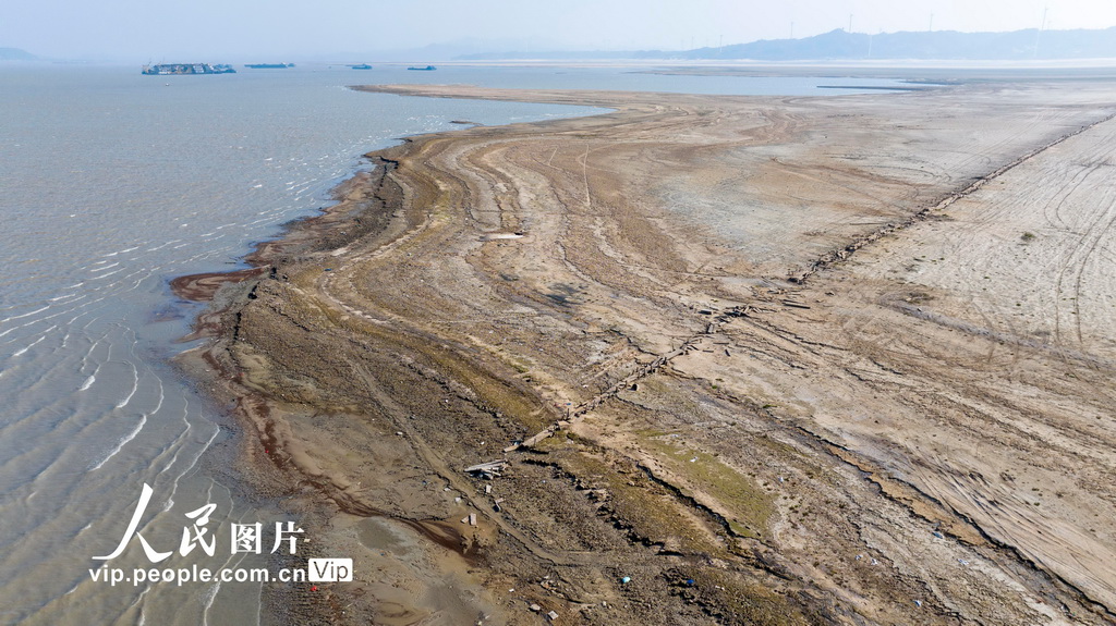2024年12月14日，拍摄的位于鄱阳湖底的古代石桥。