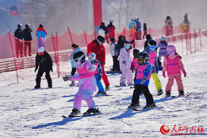 小朋友们在吉林北大湖滑雪度假区畅滑粉雪。人民网记者 李洋摄