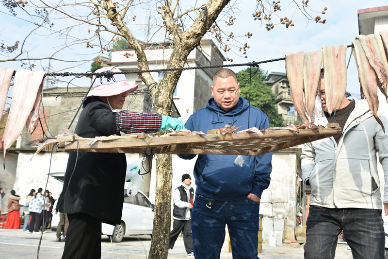 游客来采买年货。