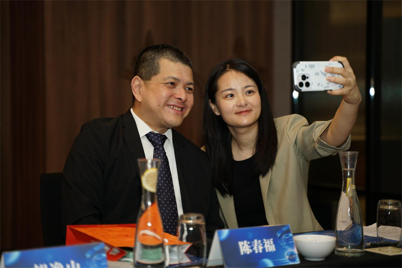 分享会上，中方记者同与会代表合影留念。林俊扬摄