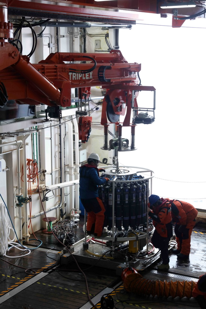 4月4日，科考队员在“雪龙2”号上对CTD（温盐深剖面仪）进行维护。