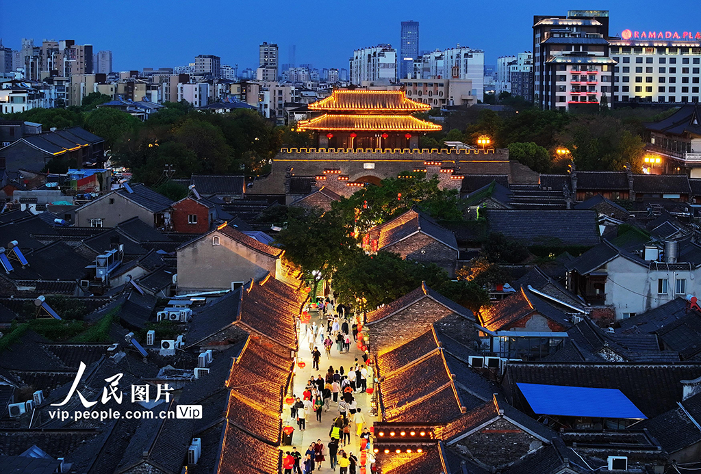 江苏扬州：古街“夜经济”升温 释放文旅消费潜力