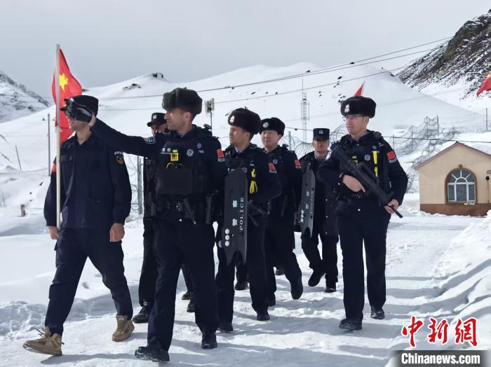 肖恭尼·龙吉克(右一)带领排依克边境派出所民警和护边员在瓦罕走廊巡逻。(受访者供图)