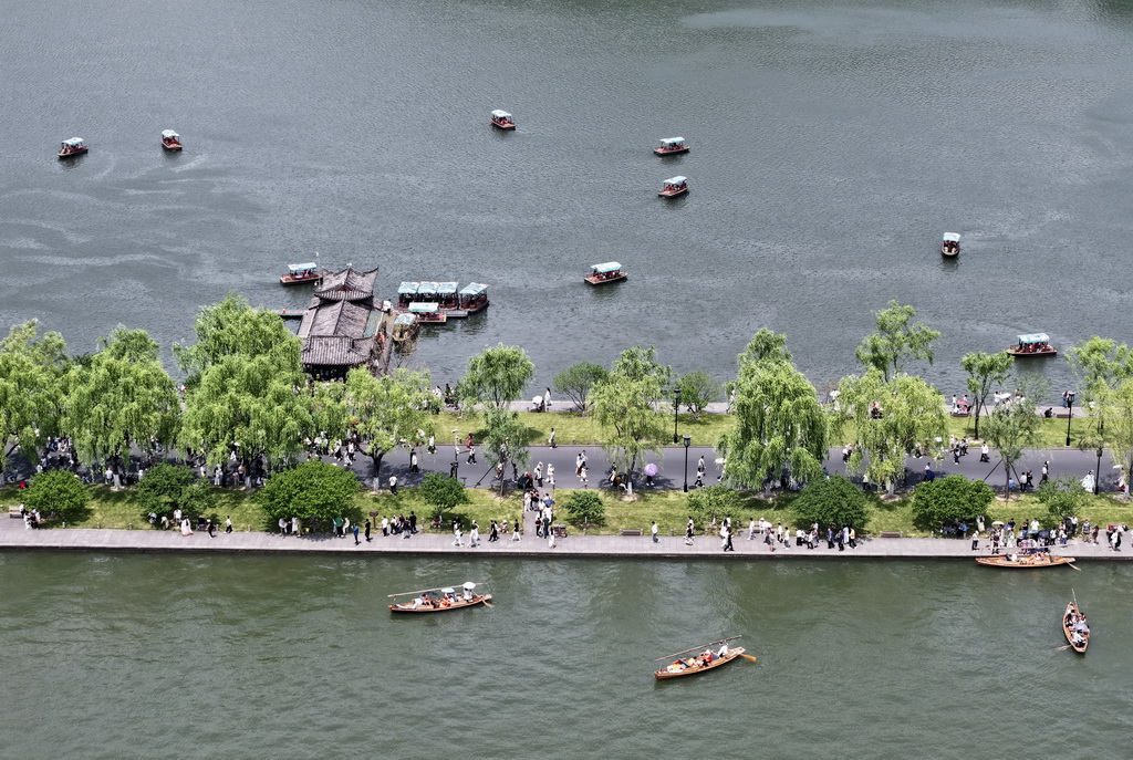 5月1日，杭州西湖白堤上人流如织（无人机照片）。新华社发（龙巍摄）