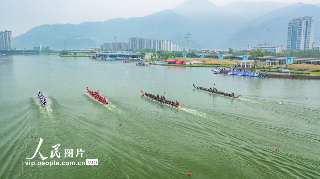 浙江温州：传统龙舟大赛举行【2】