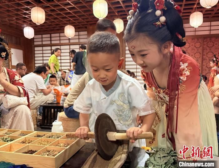 图为少年儿童在街区内体验传统技艺。张曼 摄
