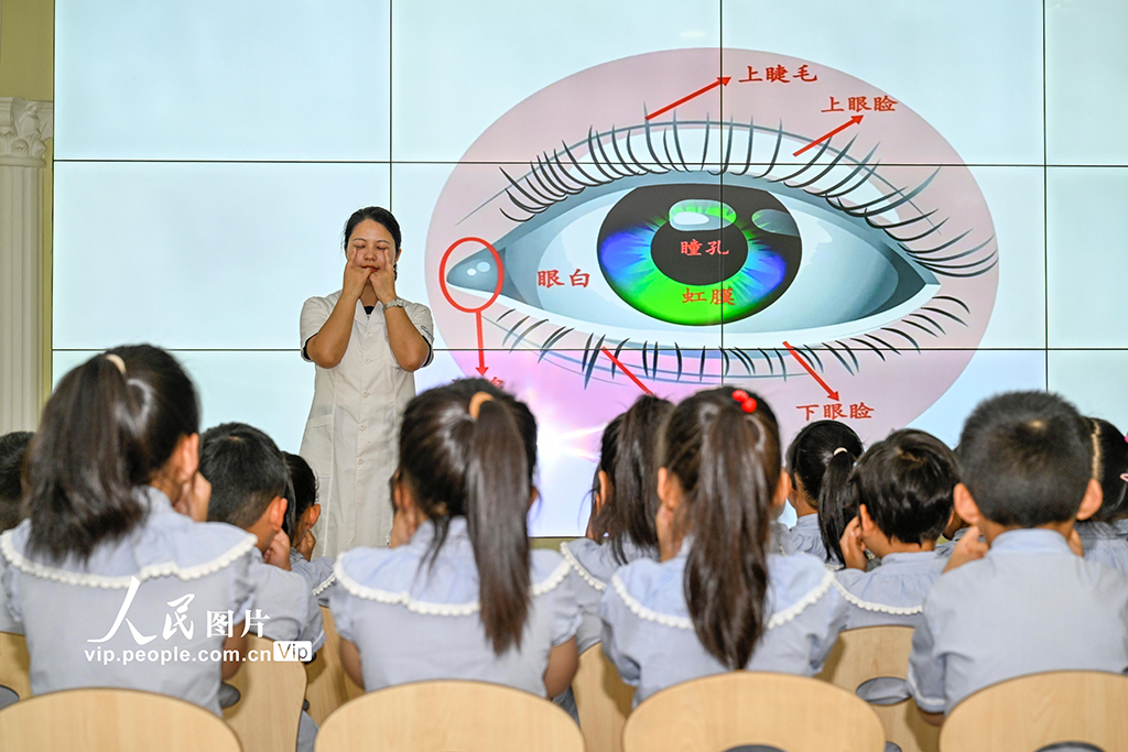 2025年6月4日，安徽省合肥市庐阳区海棠街道长江路幼儿园京福分园内，小朋友们正在参与"爱眼护眼"主题教育活动。赵明摄（人民图片网）