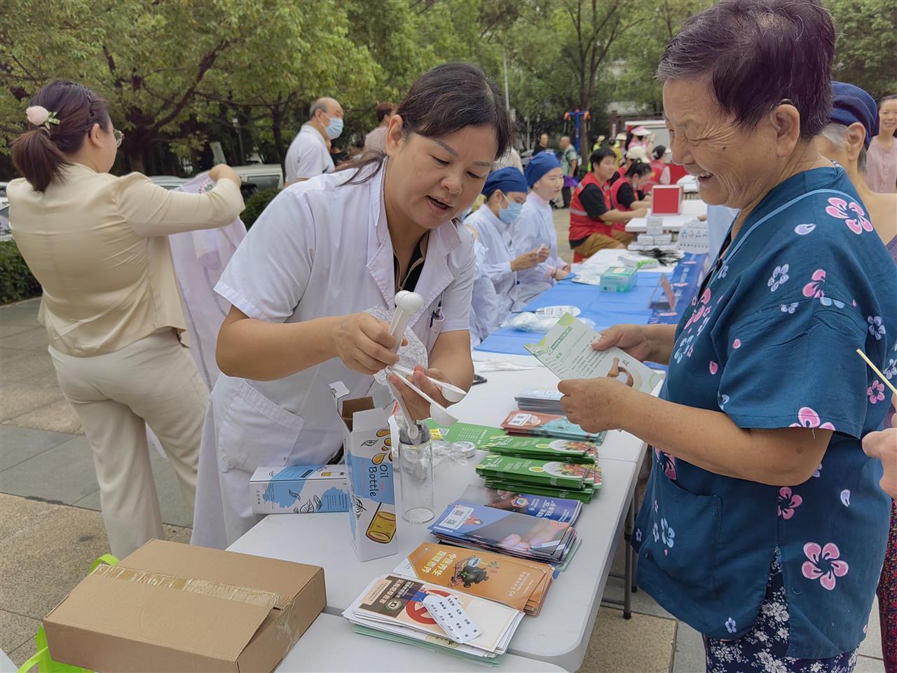 图为宁康园社区联合沌口社区卫生服务中心开展便民义诊活动.jpg