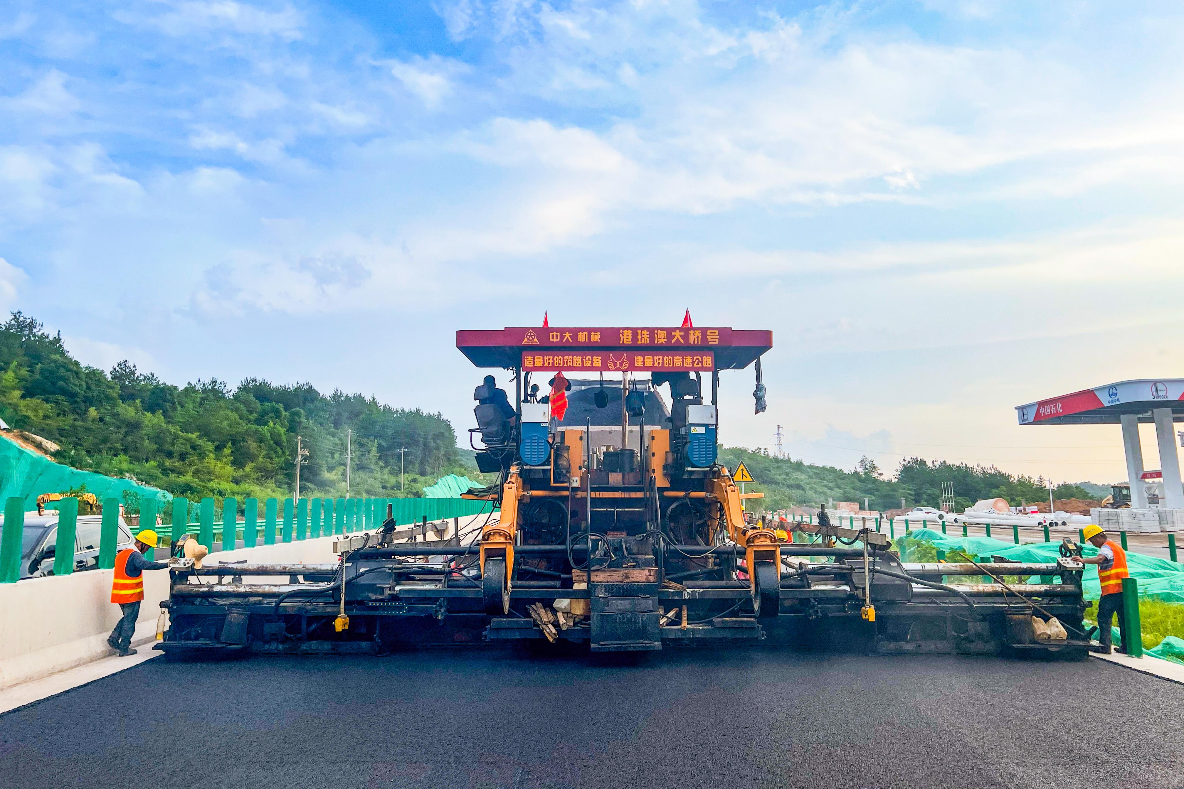 0618湖南炉慈高速公路路面二标主线沥青摊铺全部完成1.jpg