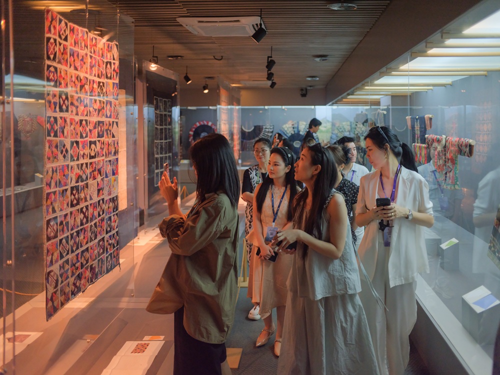课程以“文化理论+专业考察+设计实践”三位一体的培训模式，期望让学员由学习者和从业者提升为文化传承与创新的践行者、传播者和推动者，为粤港澳大湾区文创文旅人才的培养、产业的发展，以及为丝路文脉的赓续培养新力量。项目自今年3月起开展全国学员招募，最终甄选出30名来自全国各地文博产业界和艺术界的在职人士、学术人员及博士在读生。学员先在北京完成实地考察和集中培训，继而转往泉州、广州、横琴及澳门接续课程，其后将进入在线创作阶段，并于明年首季进行成果发布。