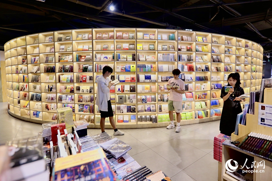 市民在撒哈拉书店阅读。人民网记者 尚明桢摄