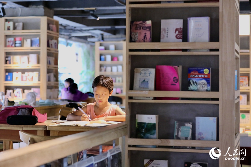 市民在撒哈拉书店阅读。人民网 宋芳鑫摄