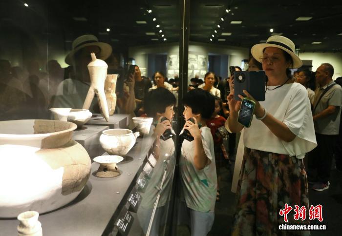 华媒代表走进三星堆博物馆感受古蜀文明独特魅力