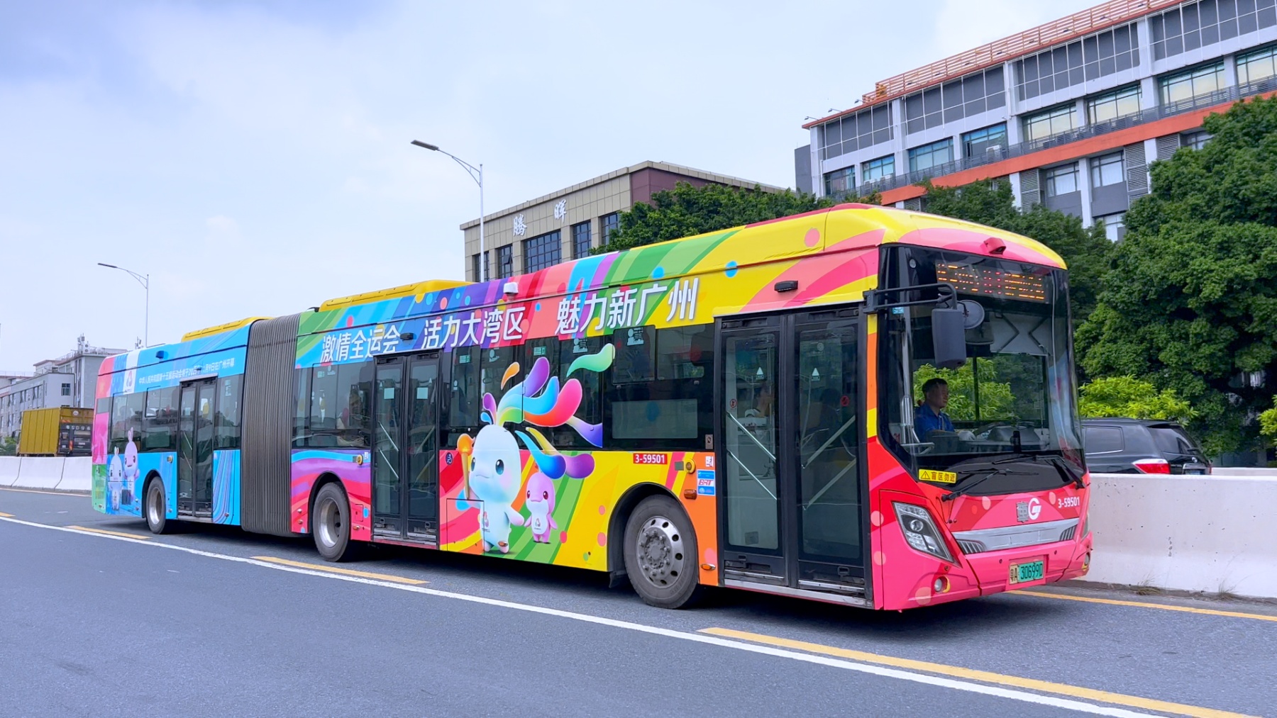 广州街头，十五运会元素装点公交巴士。全运广州供图