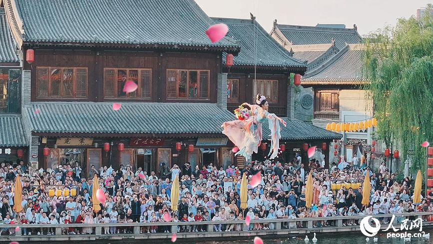 “天女散花”吸引众多游客观赏打卡。人民网 宋芳鑫摄