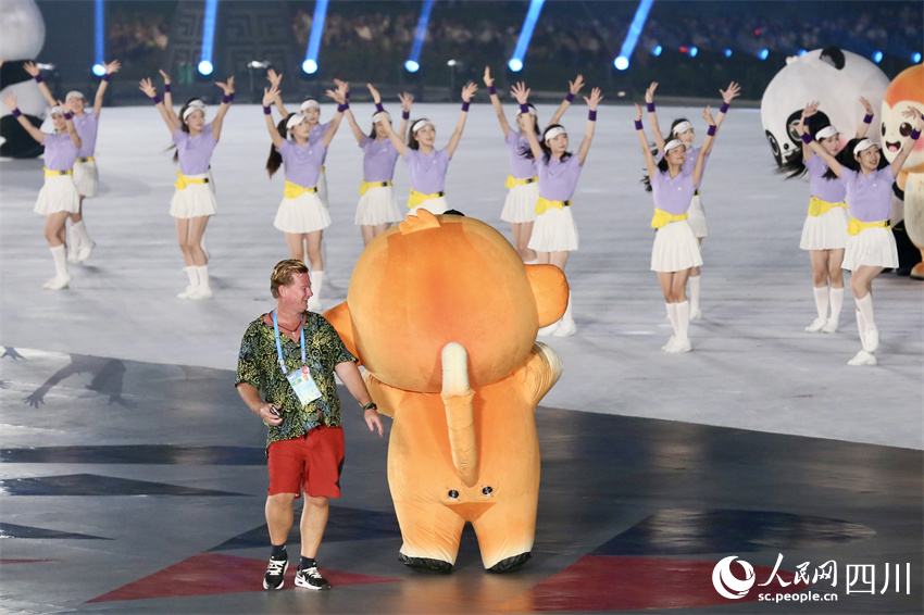 体育代表团成员化身“气氛组”。人民网记者 朱虹摄