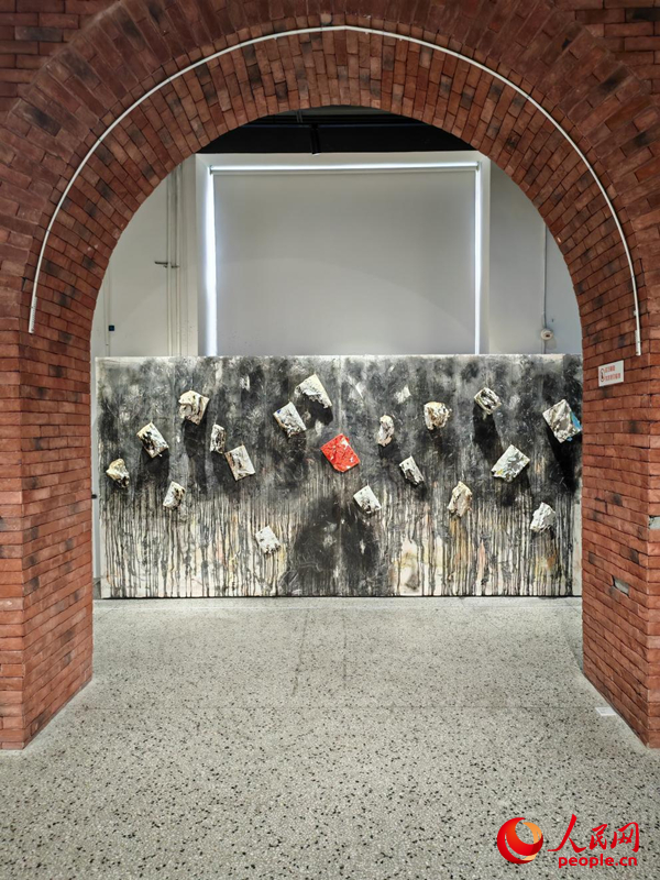 7月25日至8月18日，以人类在数智时代对未来的遐想为主题的艺术展《奇点将至》在“NEX意巷”举办。图为参展作品《焚》。人民网记者 张靖摄