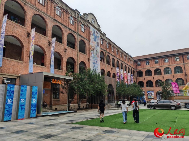 意风区的光明道24号曾是意大利兵营所在地，2023年9月，它以“NEX意巷——东疆之星·意风新经济产业园”的新面貌开门迎客。这里以文艺类、手作类的展出和活动为主。人民网记者 张靖摄