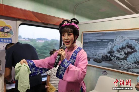 “好客山东·齐鲁1号”旅游列车内的戏曲表演。陈宛婷 摄