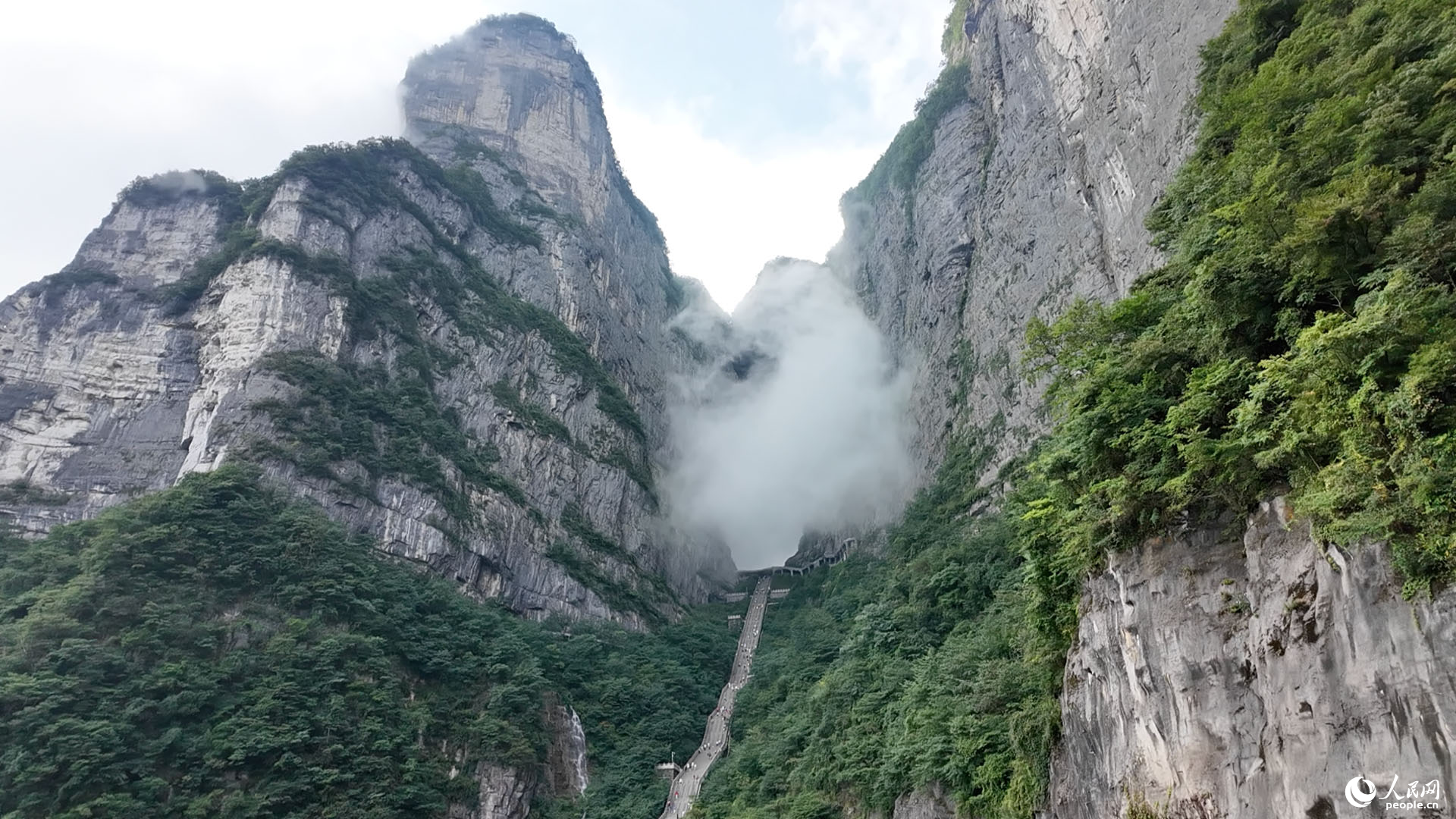 张家界天门山景区天门洞景点。人民网 黄卓摄