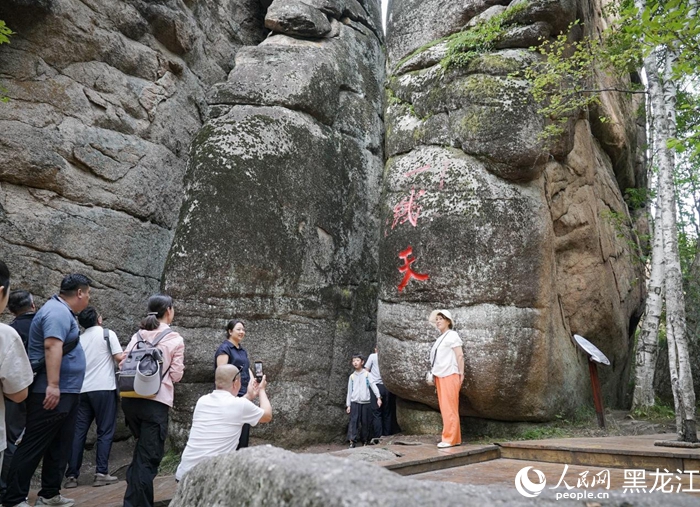 两座石峰间留下的狭窄缝隙形成“一线天”景观。人民网记者 苏靖刚摄