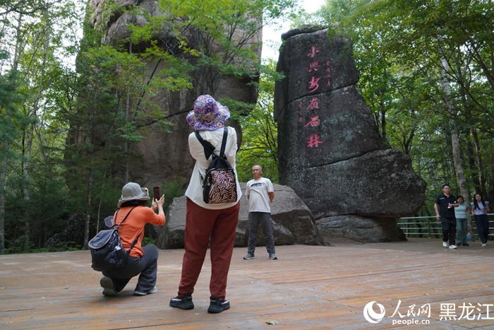 形态各异的奇峰异石吸引游客拍照打卡。人民网 徐成龙摄