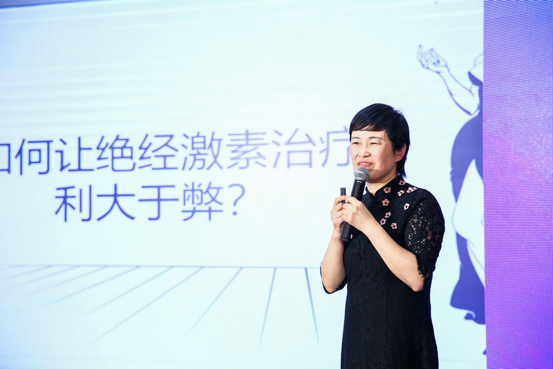 周坚红开展公益讲座。浙江大学医学院附属妇产科医院供图