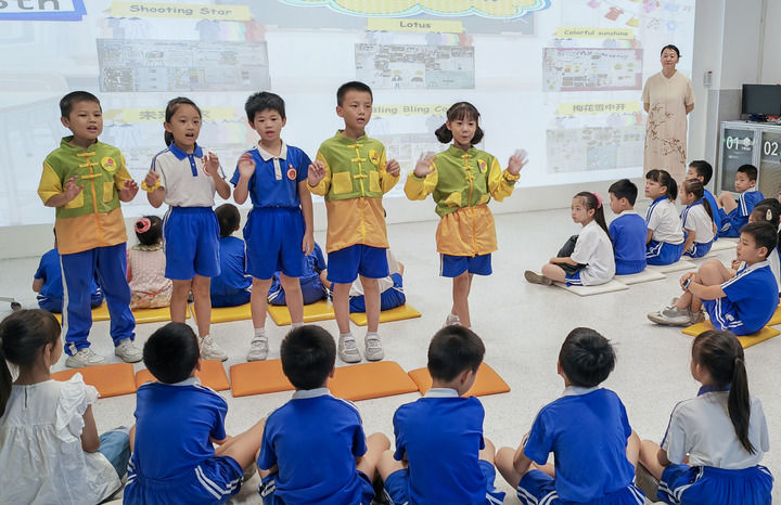 深圳市罗湖区梅园实验学校二年级学生在融智（新质）教室上英语课（2025年7月8日摄）。新华社记者 周科 摄