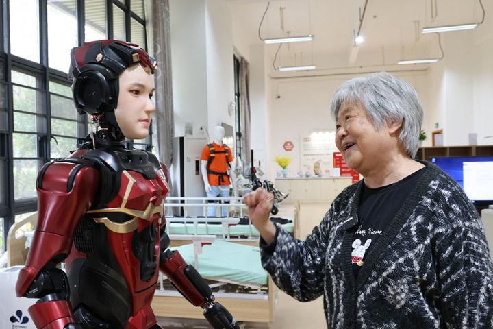 在深圳市养老护理院，一名老人与人形机器人互动（2025年3月3日摄）。新华社记者 梁旭 摄