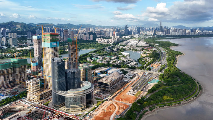 建设中的深圳湾超级总部基地（无人机照片，2025年8月23日摄）。新华社记者 梁旭 摄