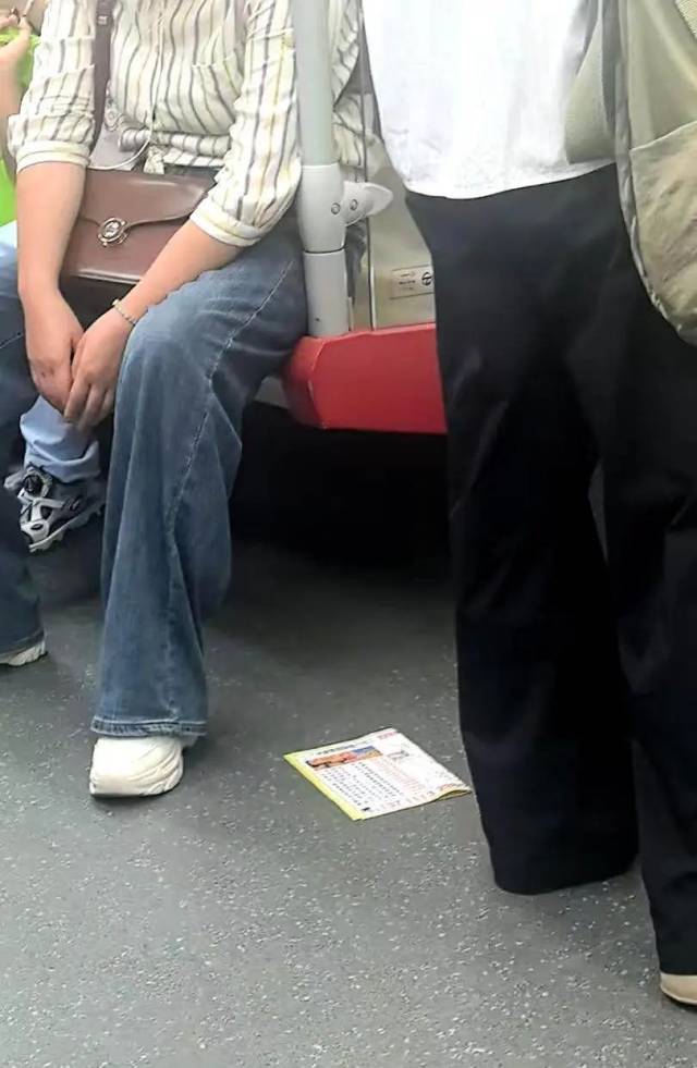 传单被丢到车厢地上