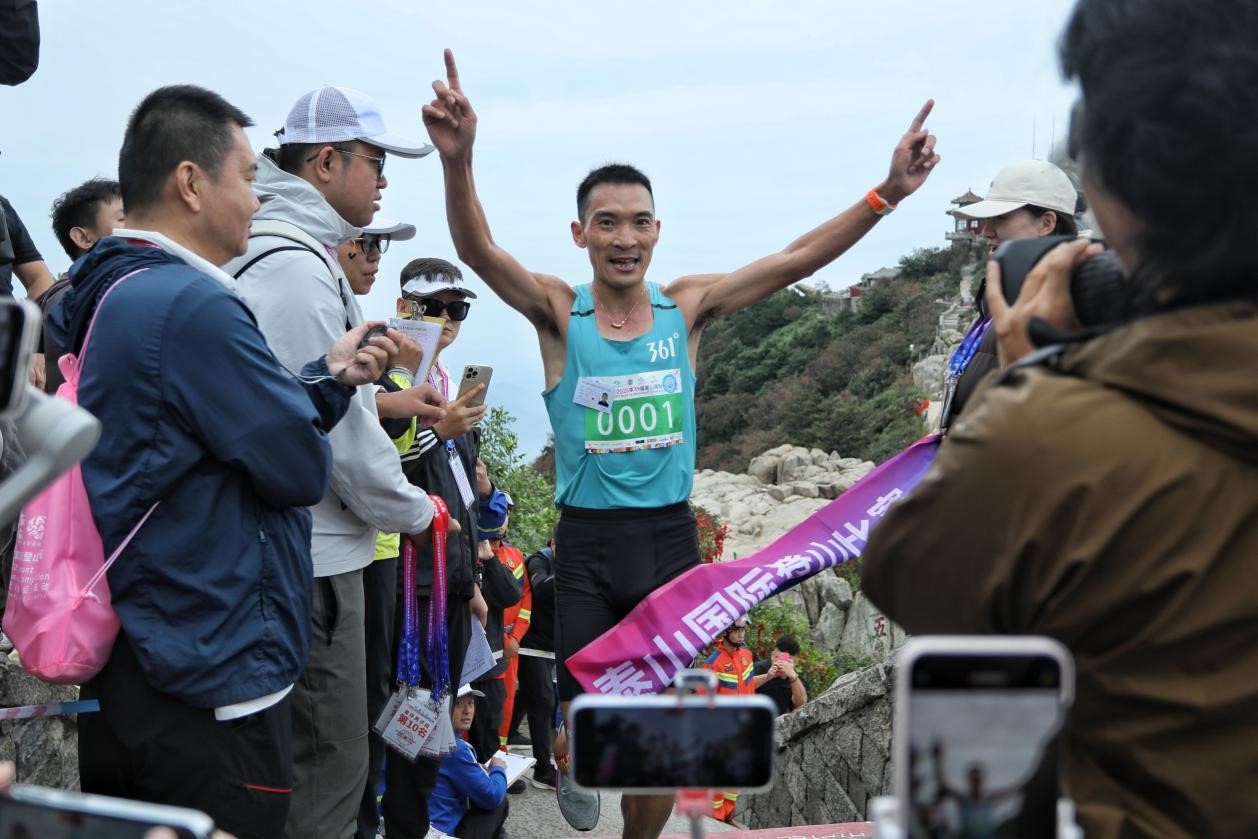 青年组男子冠军李子成夺冠瞬间。陈阳摄