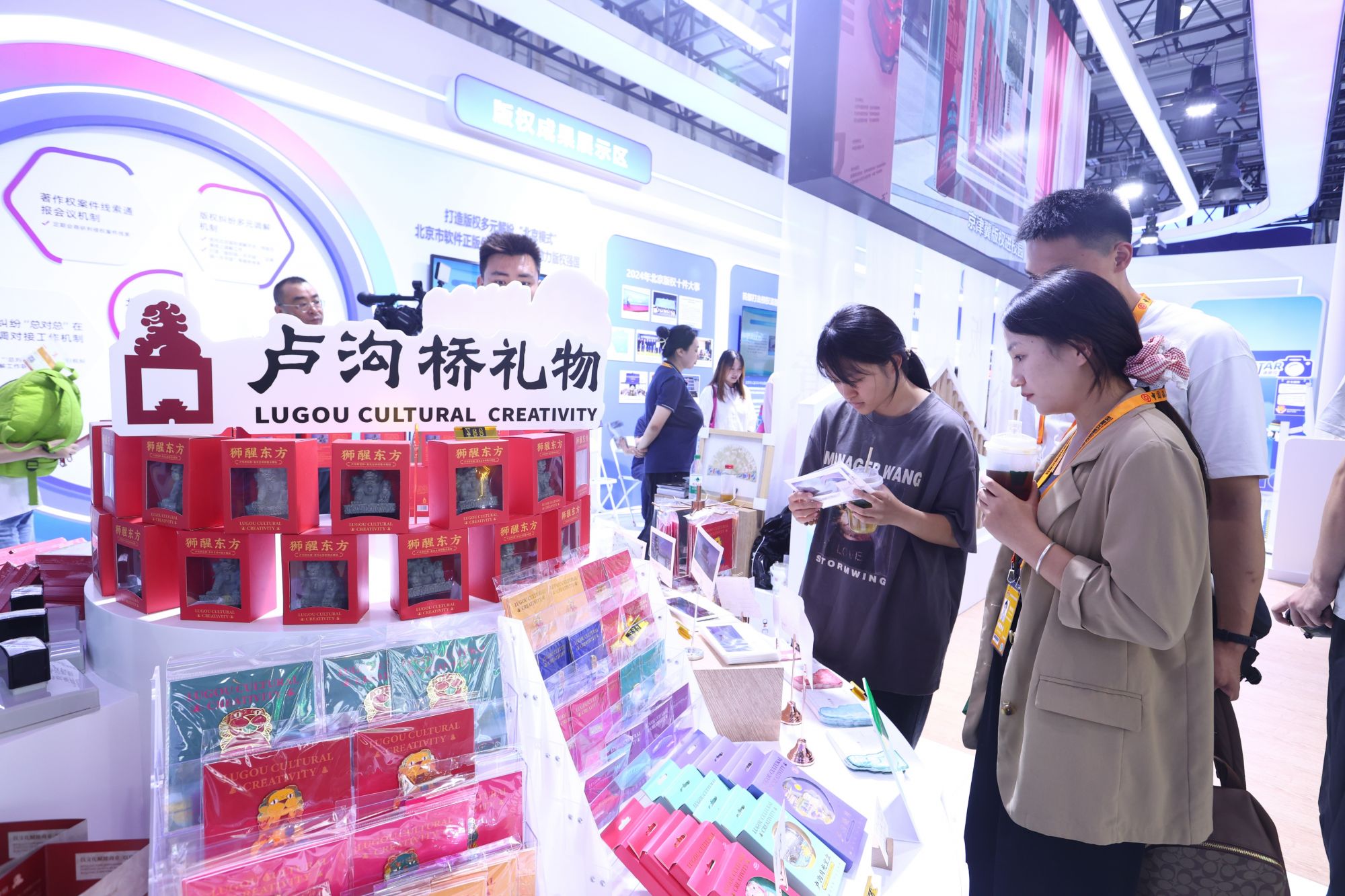 逛累了，可以在文创IP共生空间玩一会。这是一个以传统文化为核心、游戏IP为特色辅助、现代科技为体验桥梁的空间。据介绍，这里有三大看点：一是北京文化企业近年来的精品力作以及版权转化产品，它们是北京核心版权产业的重头戏；二是非遗展示与售卖区，以瓷器、漆器、珐琅器三大核心品类器物为载体；三是以汉字版权为核心的文化创新成果，所有作品均进行了版权确权与存证。