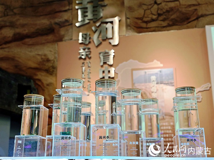 黄河文化馆内黄河母亲育中华展区内的黄河水展示。人民网记者 张雪冬摄