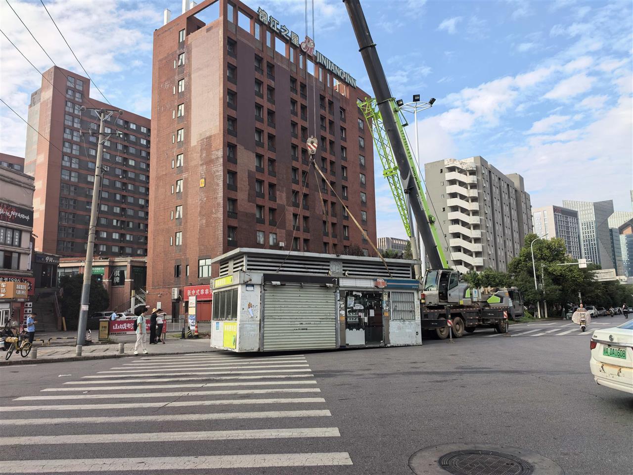 调离占道岗亭.jpg