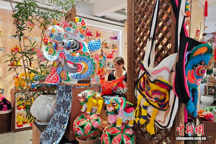 中国侨网9月22日，江苏南京，美基艺术馆工作人员整理展示的非遗作品。位于南京市雨花台区玻纤院内的该艺术馆系统性收藏了全国20多个省份历史悠久、形式多样、内容丰富的近7000件代表性非遗作品，涵盖泥塑、陶瓷、布艺、竹木、纸艺等，同时将现代设计语言融入其中，让非遗元素变身备受追捧的时尚潮玩，受到年轻人的青睐。中新社记者 泱波 摄