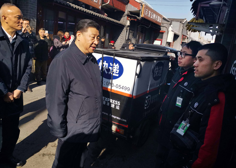 2019年2月1日，习近平总书记在北京前门石头胡同的快递服务点，看望仍在工作的“快递小哥”。