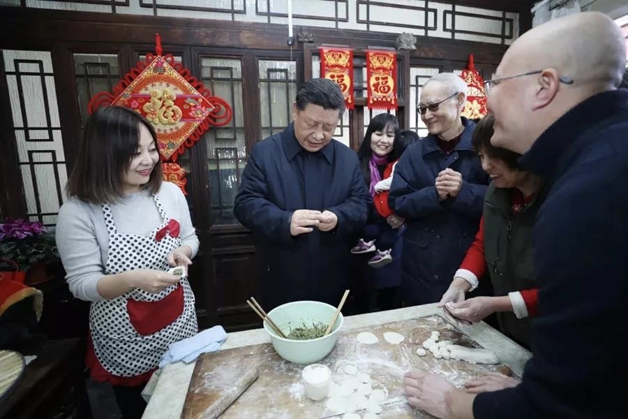 2019年2月1日，习近平总书记在北京前门东区草厂四条胡同，同朱茂锦一家人包饺子、聊家常。新华社记者 鞠鹏 摄