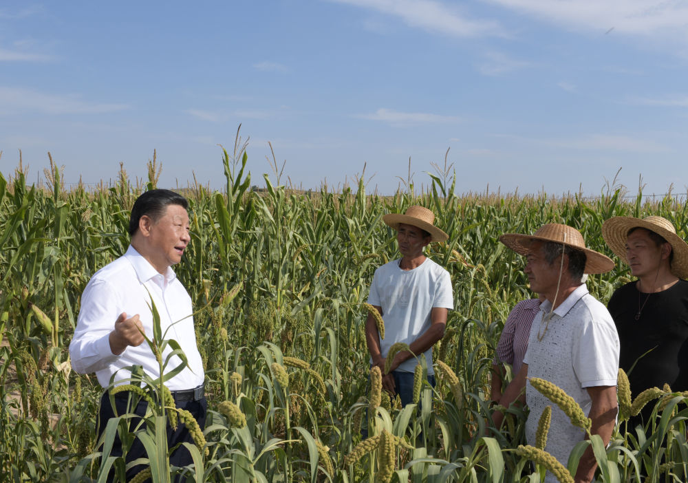 2021年9月13日，习近平总书记在陕西榆林高西沟村考察，同农民亲切交流。新华社记者 谢环驰 摄