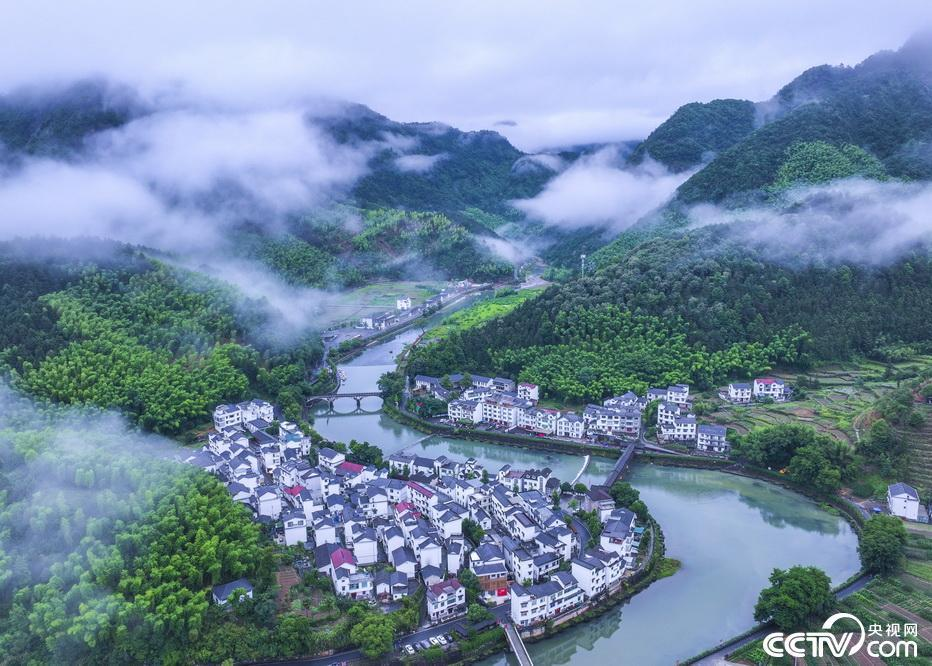 2024年6月19日，浙江省杭州市淳安县枫树岭镇下姜村，雨后云雾缭绕。