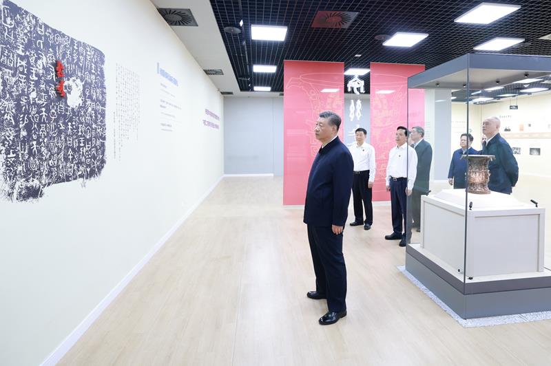 △2024年9月10日，习近平总书记来到陕西宝鸡市参观宝鸡青铜器博物院。