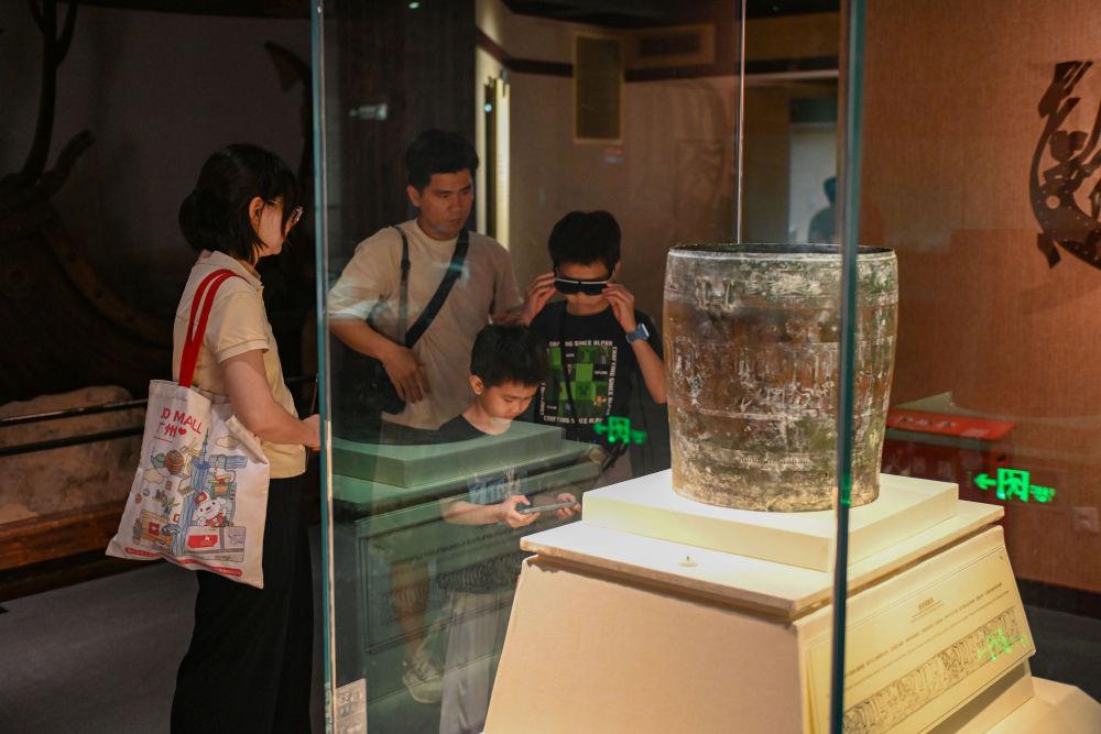 △2025年5月18日，游客在广东广州南越王博物院（王墓展区）体验AR眼镜智慧导览服务。