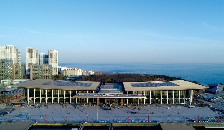 上合青岛峰会主会场外景（2018年5月18日摄）。新华社发（中建八局供图）